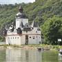 Burg Pfalzgrafenstein ligt op een eilandje in de Rijn, met een klein bootje kun je er komen